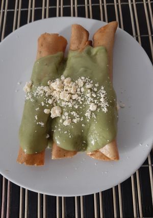 Una foto de Tacos dorados de pollo🐥 con salsa de aguacate 🥑