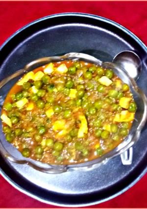 स्वादिष्ट मटर पनीर (Swadisht Matar Paneer recipe in Hindi) रेसिपी मुख्य फोटो