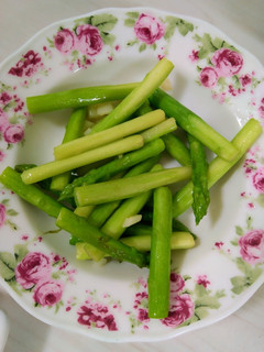 清炒大蘆筍(低醣生酮餐)(10分鐘快速料理)(簡單料理)(家常菜)(清冰箱料理)(方便素/素食料理) 的食譜成品照片