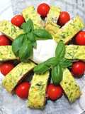 Fresco rotolo di zucchine con salmone, avocado e pomodoro