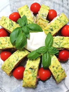 Foto di Fresco rotolo di zucchine con salmone, avocado e pomodoro