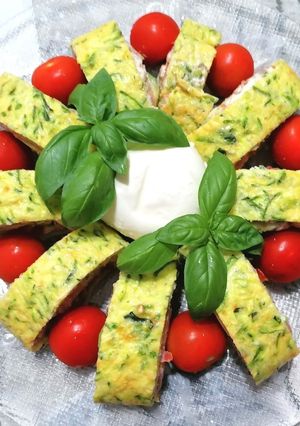 Foto di Fresco rotolo di zucchine con salmone, avocado e pomodoro