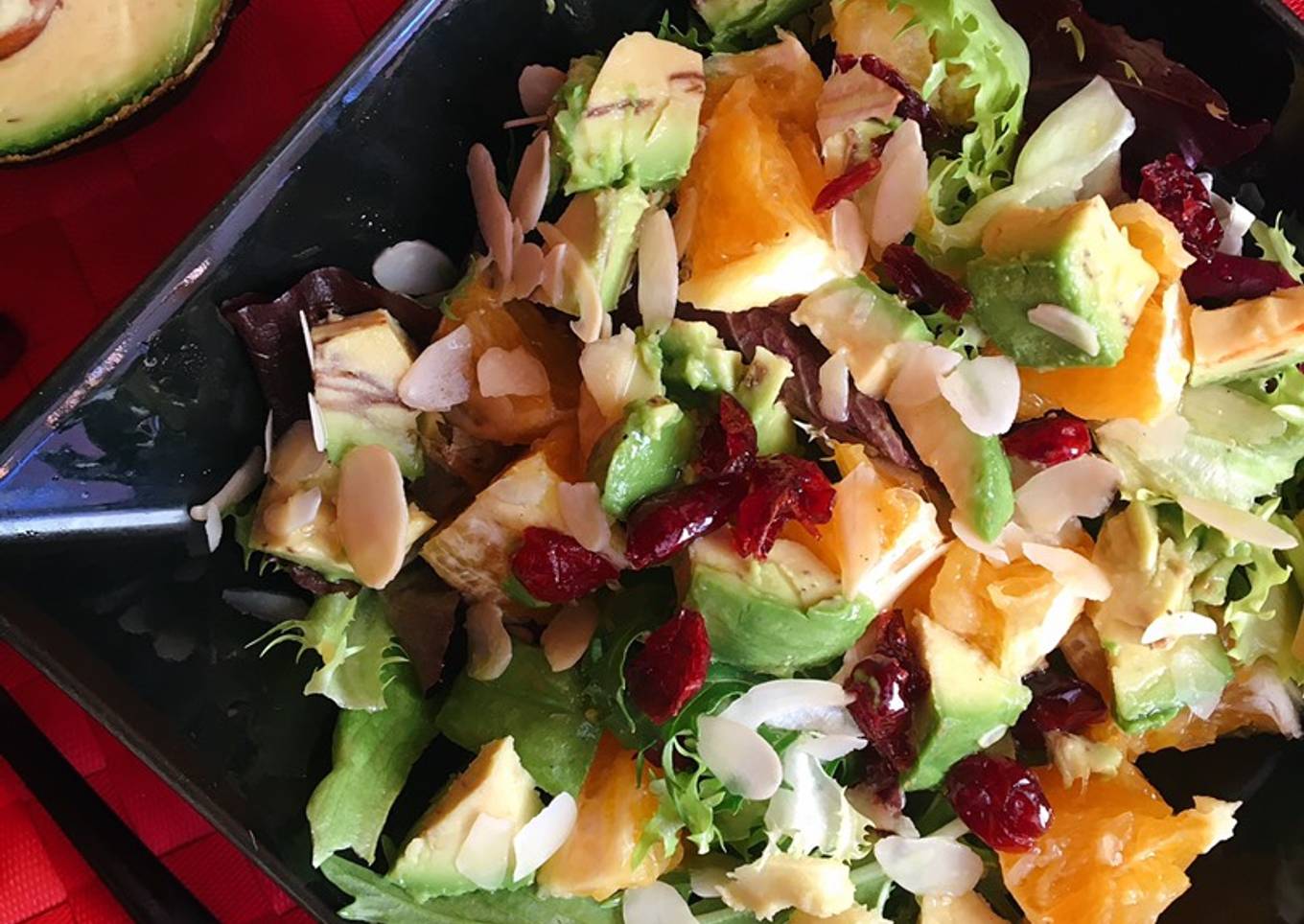 Ensalada de aguacate y naranja con arándanos deshidratados y almendras