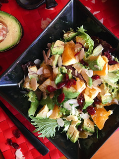 Una foto de Ensalada de aguacate y naranja con arándanos deshidratados y almendras