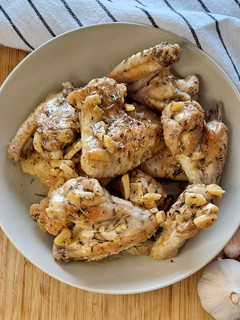 Una foto de Alitas de pollo al ajillo