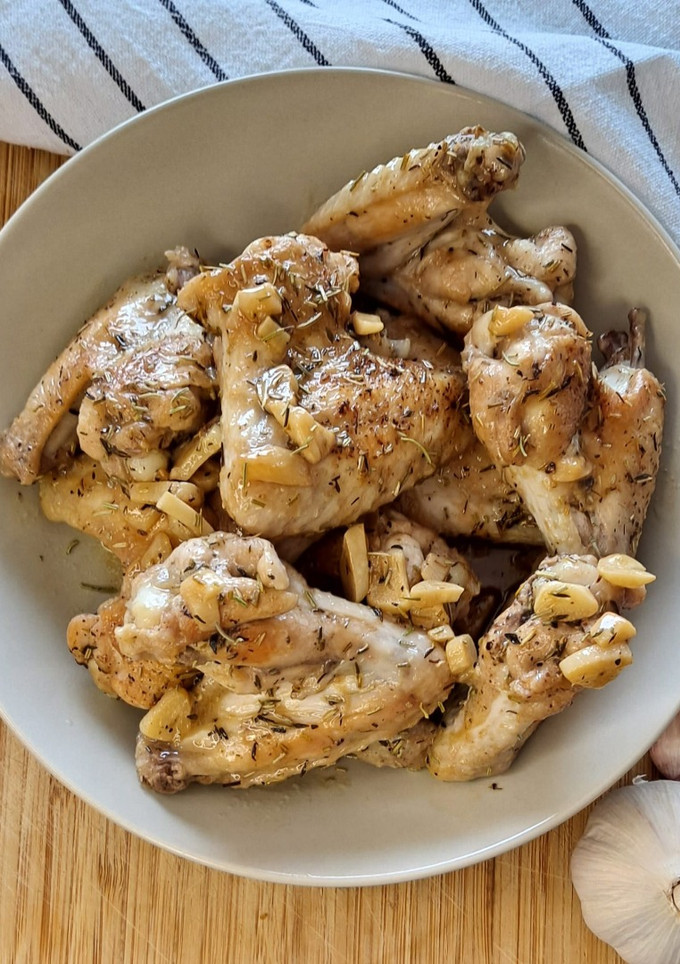 Una foto de Alitas de pollo al ajillo