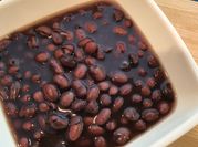 Una foto de frijoles negros