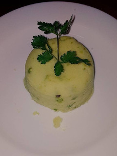 A picture of Mashed potatoes with peas.