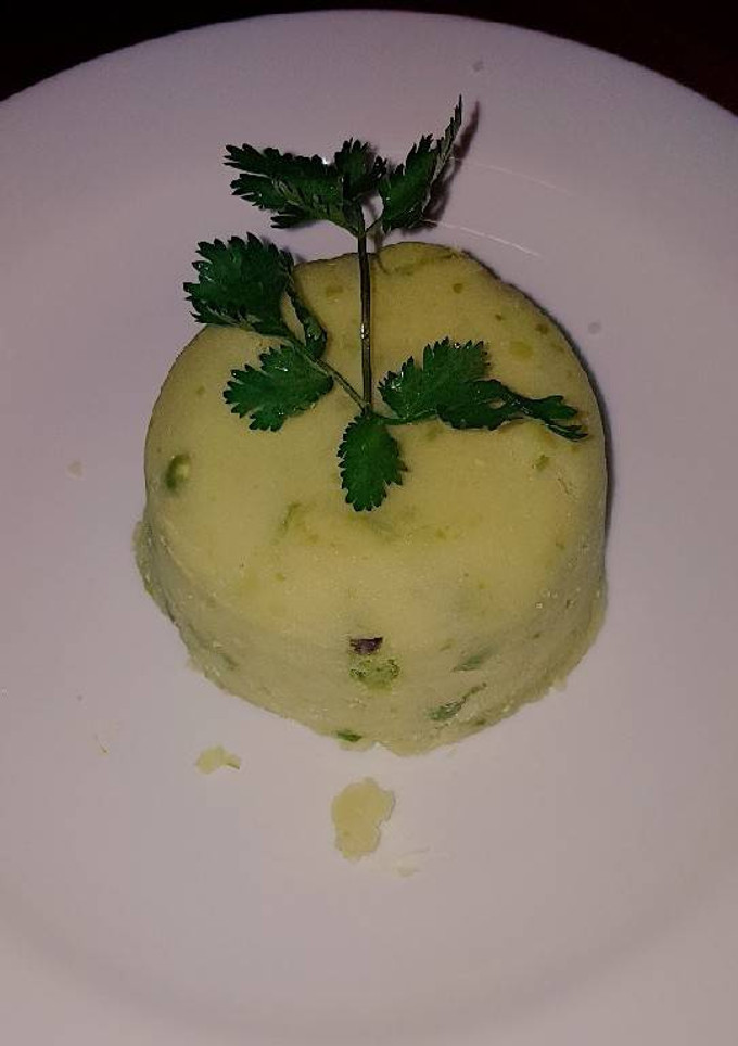 A picture of Mashed potatoes with peas.