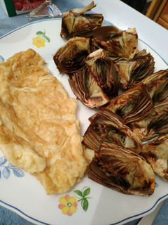 Una foto de Alcachofas a la plancha con tortilla francesa