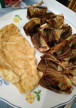Una foto de Alcachofas a la plancha con tortilla francesa