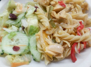 Una foto de Pasta de tornillo con pollo y vegetales