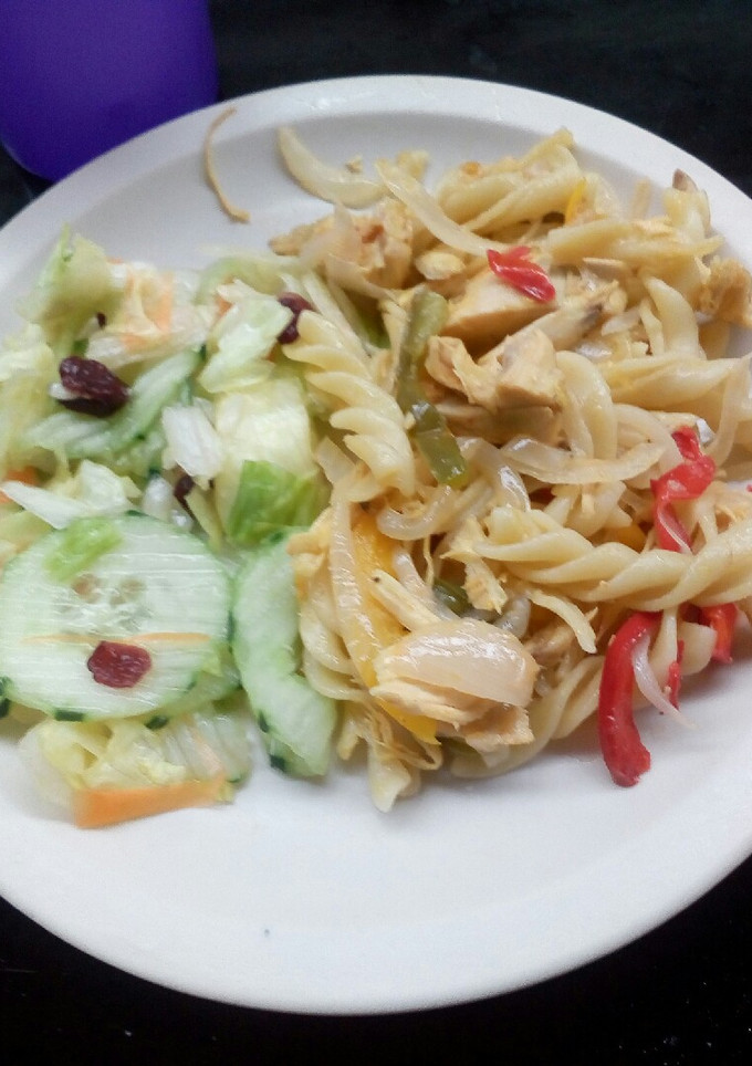 Una foto de Pasta de tornillo con pollo y vegetales