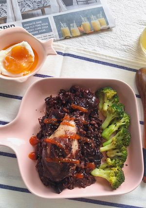 Hình của món Cơm lức gà nấu nấm súp lơ.