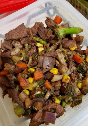 Una foto de Bistec con verduras