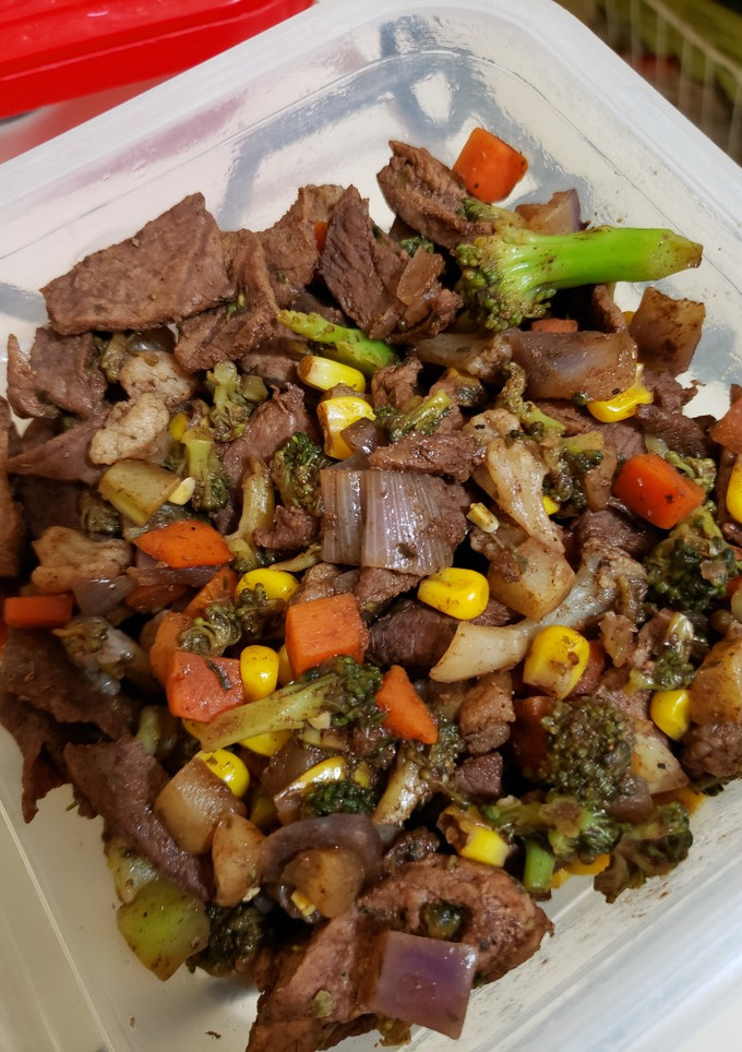 Una foto de Bistec con verduras