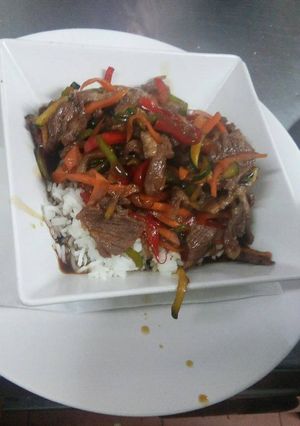 Una foto de Salteado de secreto ibérico al teriyaki