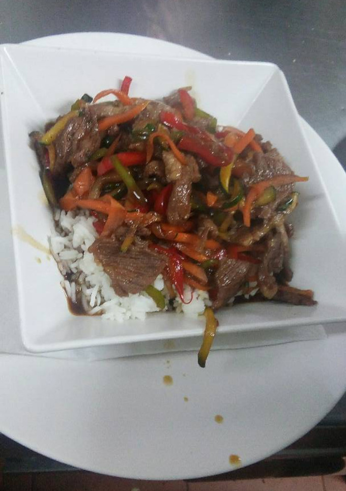 Una foto de Salteado de secreto ibérico al teriyaki