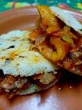 Arepas rellenas con carne y verduras