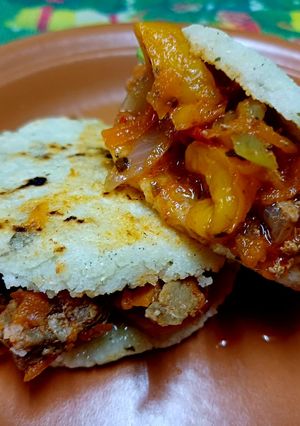 Una foto de Arepas rellenas con carne y verduras