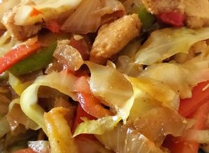 Una foto de Chop suey picante de pollo 😋