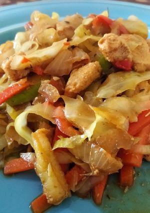 Una foto de Chop suey picante de pollo 😋