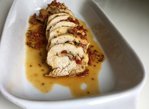 Una foto de Pechuga de pollo rellena de hongos