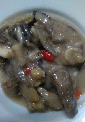 Hình của món Cá lăng kho mẻ chuối.