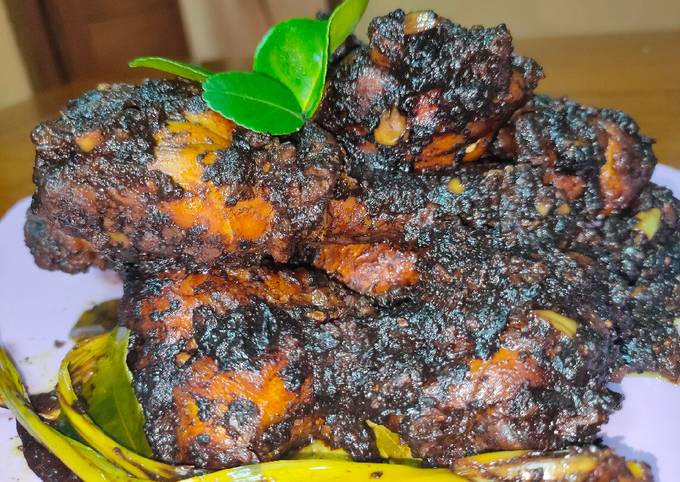 70. Ayam Hitam Bumbu Kluwak