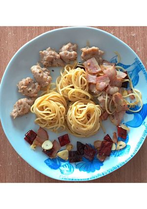 รูปของ สปาเกตตี้หมูเด้งเบคอนพริกแห้ง