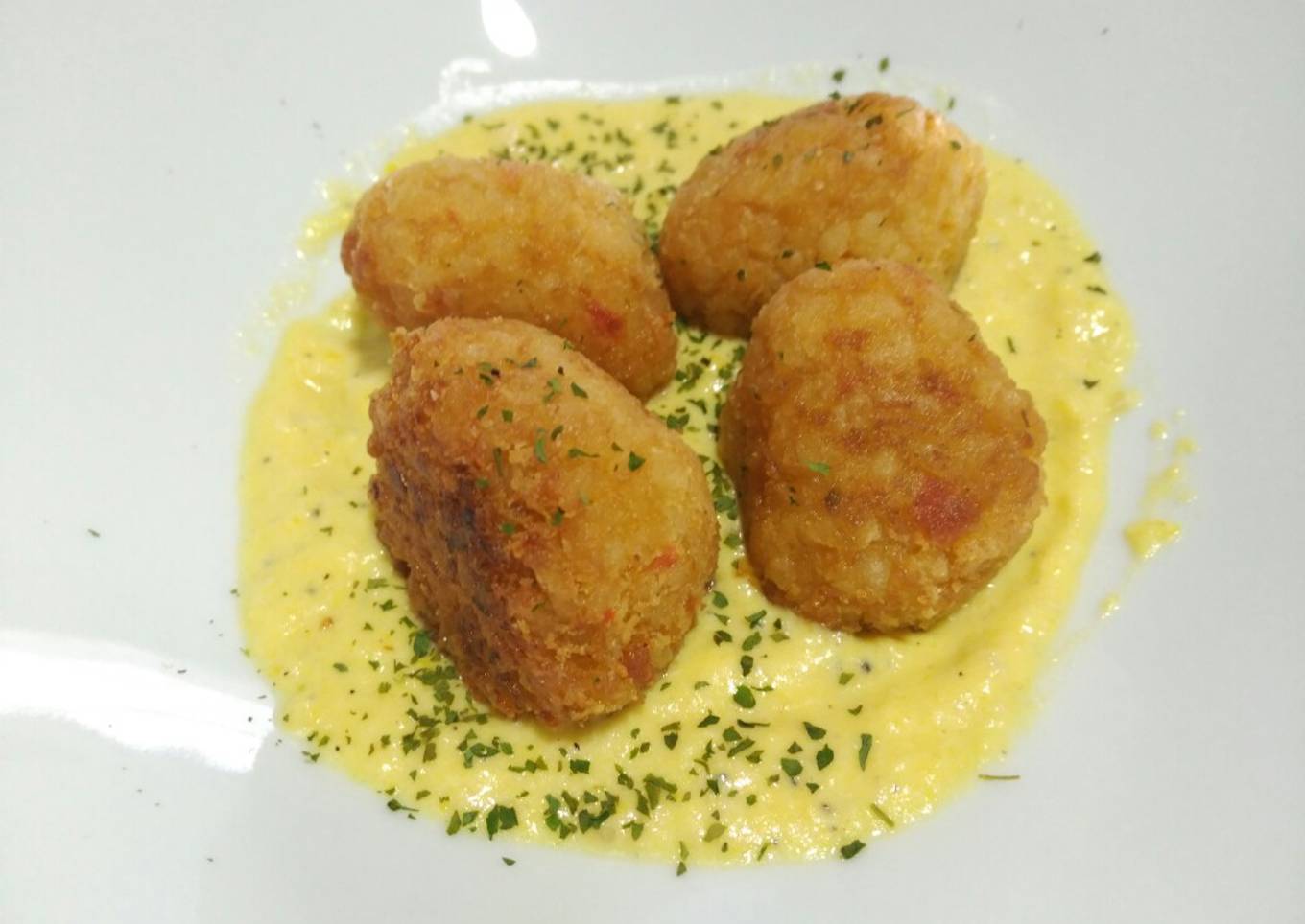 Albóndigas de arroz con salsa de yogur y pimiento amarillo
