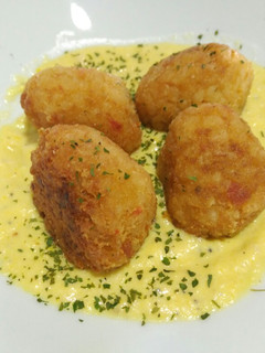 Una foto de Albóndigas de arroz con salsa de yogur y pimiento amarillo