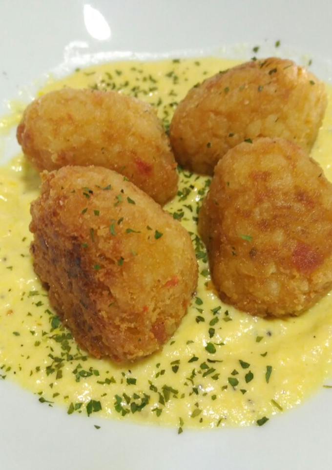 Una foto de Albóndigas de arroz con salsa de yogur y pimiento amarillo
