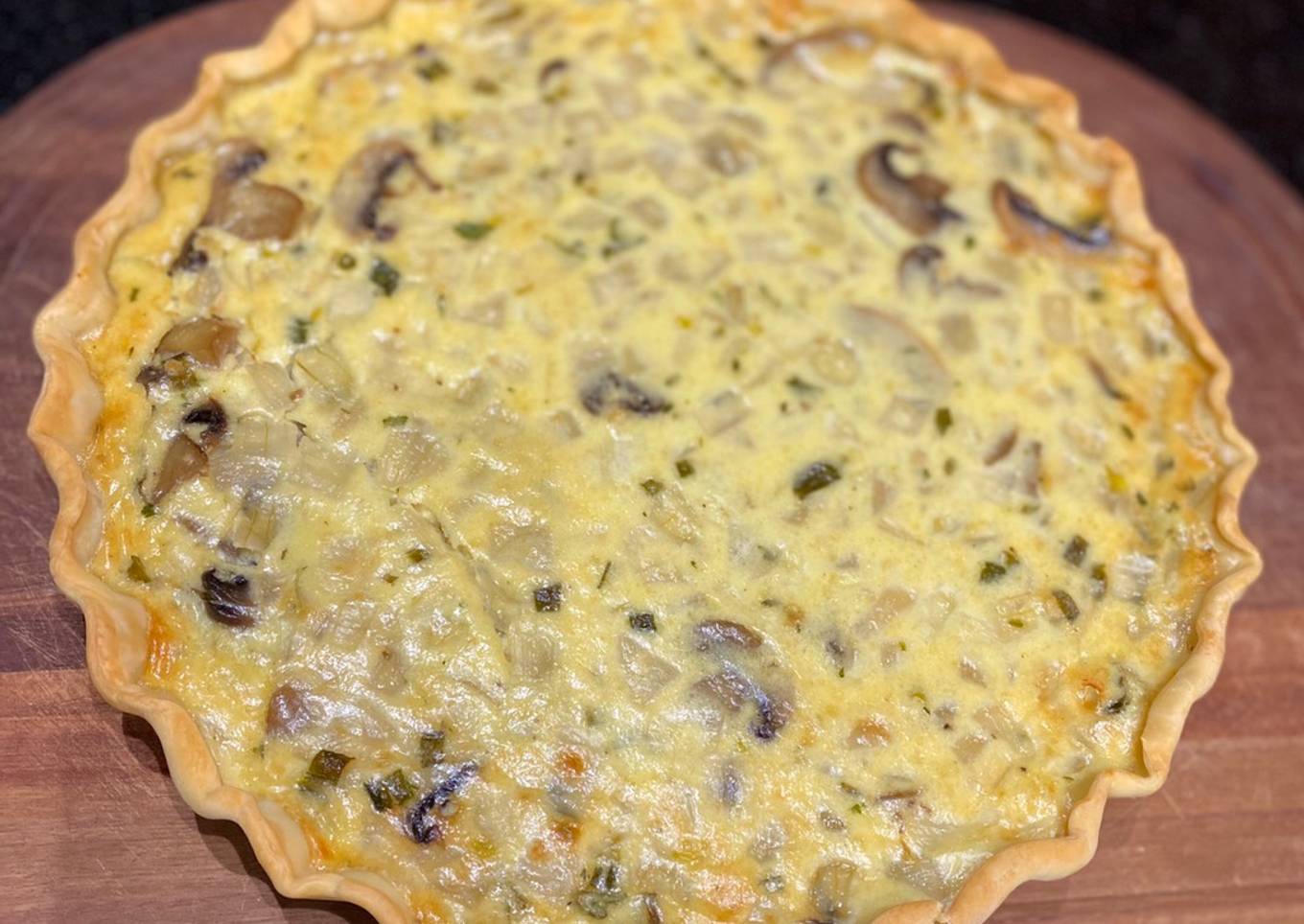 Tarta de champiñones, crema y verdeo