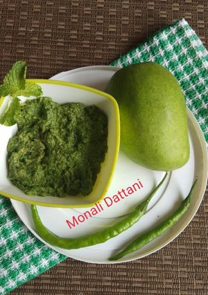 कच्चे आम और पुदीना की चटनी(KACHHE AAM AUR PUDEENA KI CHUTNEY RECIPE IN HINDI) रेसिपी मुख्य फोटो