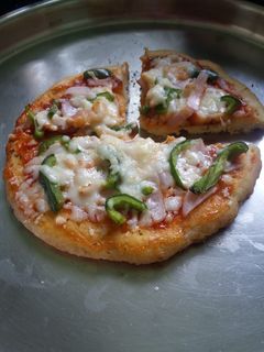 झटपट पिझ्झा(zhatpat pizza recipe in marathi) रेसिपी चे मुख्य फोटो