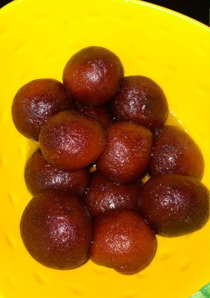 A picture of Gulab jamun.