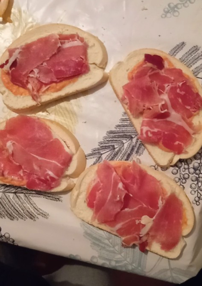 Una foto de Tumaca con jamón