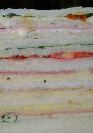 Una foto de Sandwichitos de miga caseros, diferentes, de corazón y con amor ...
