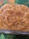 Compote de pommes, banane et coings du Japon au jus de prunes