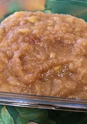 Une photo de Compote de pommes, banane et coings du Japon au jus de prunes