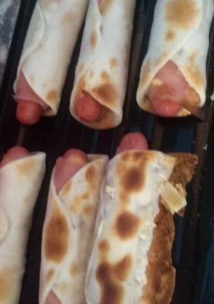Una foto de Enrlladitos de salchicha con paleta y queso