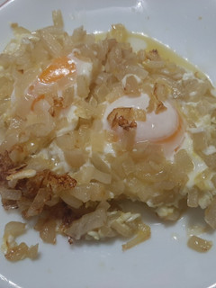 Una foto de Huevos fritos con cebolla y limón