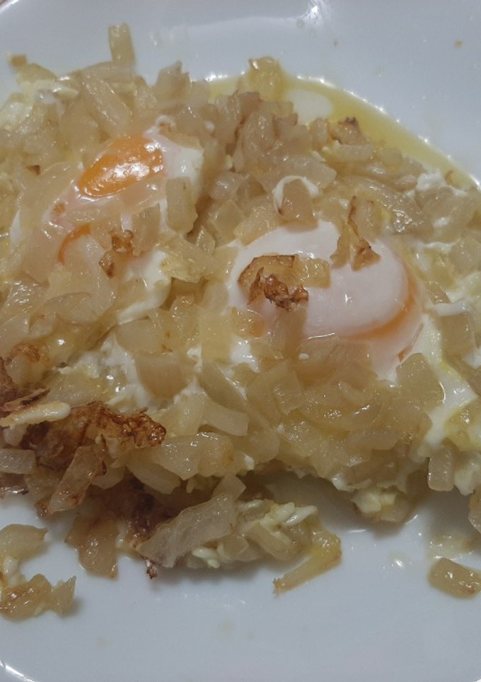 Una foto de Huevos fritos con cebolla y limón
