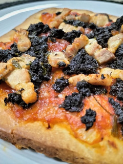 Una foto de Coca de panceta y morcilla con masa de pizza casera