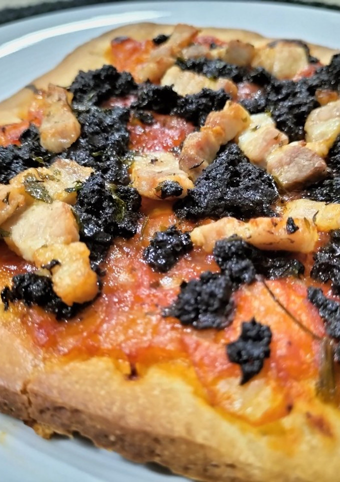 Una foto de Coca de panceta y morcilla con masa de pizza casera