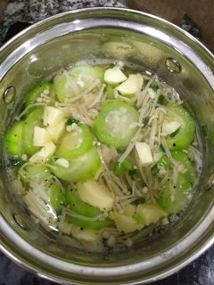 Hình của món Canh mướp nấm kim châm.