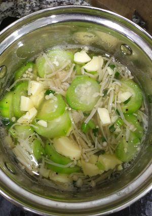 Hình của món Canh mướp nấm kim châm.