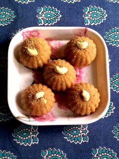 ચુરમાના લાડુ(churma na laadu recipe in Gujarati) રેસીપી મુખ્ય ફોટો