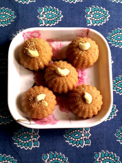 ચુરમાના લાડુ(churma na laadu recipe in Gujarati) રેસીપી મુખ્ય ફોટો